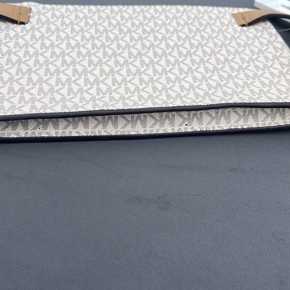 Michael Kors fanny pack, new tags size large - Picture 6 of 7